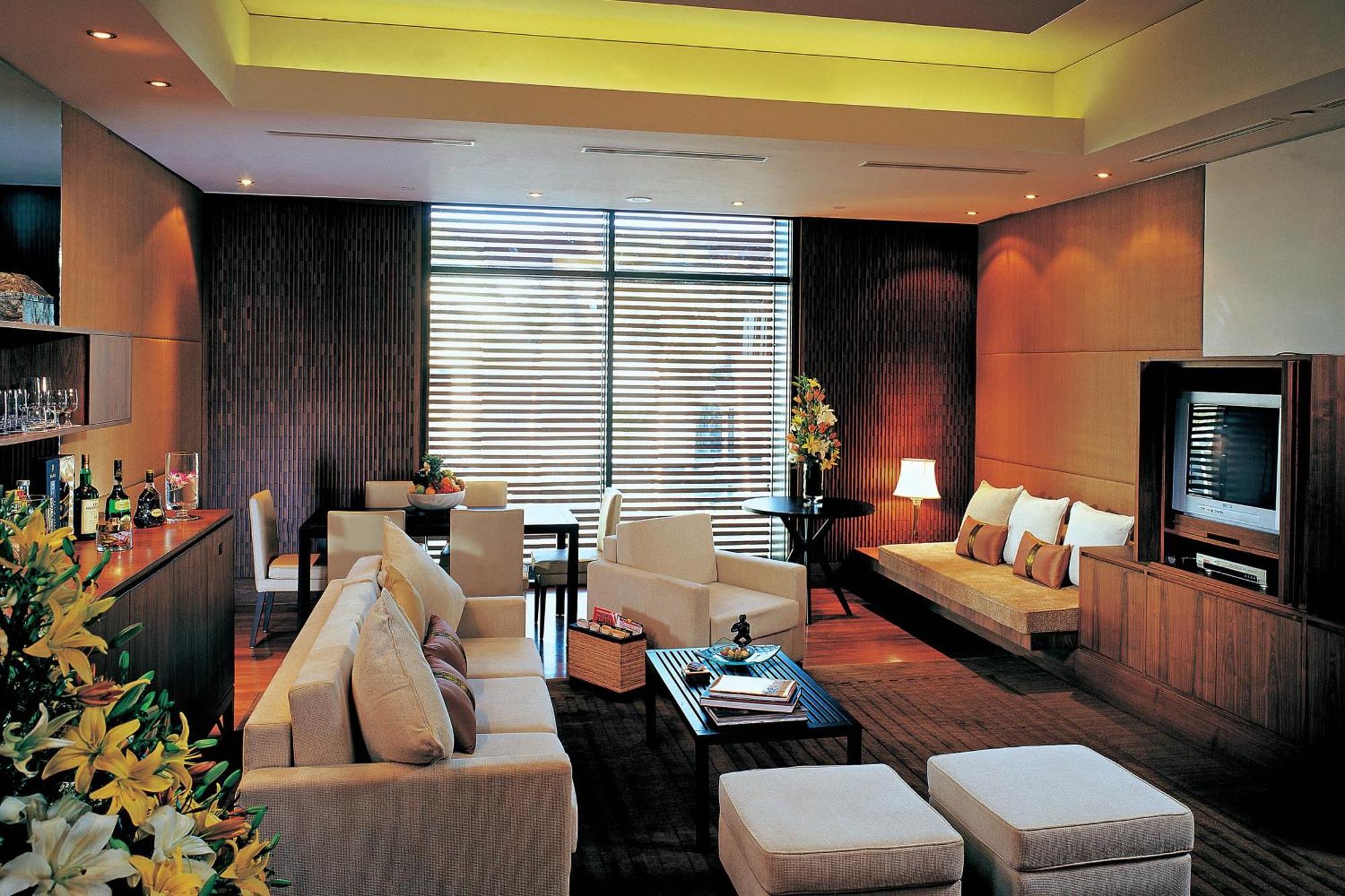 Deluxe 1 Bedroom Suite, 1 King, Garden view