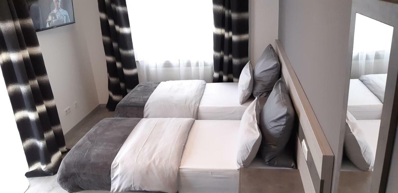 Zweibettzimmer mit Balkon