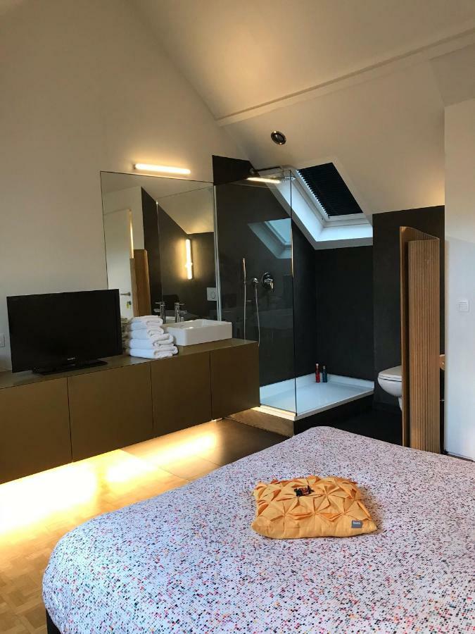 Standard Double Room Shower