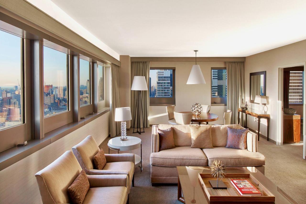 Suite de 1 dormitorio con sofá cama y vistas al perfil urbano - Cama extragrande