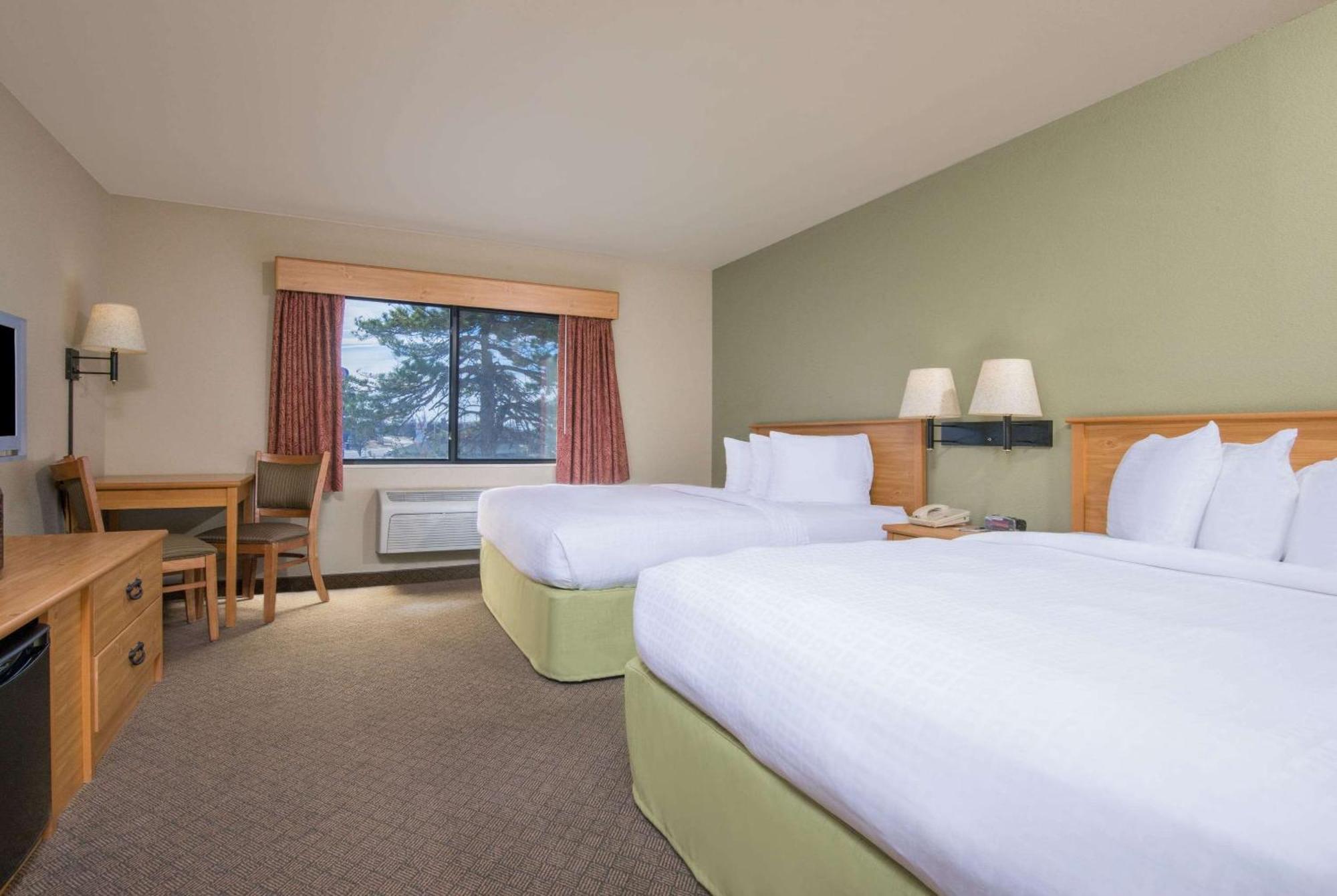 Queen Room with Bathtub and Grab Bars and Balcony - Hearing Accessible