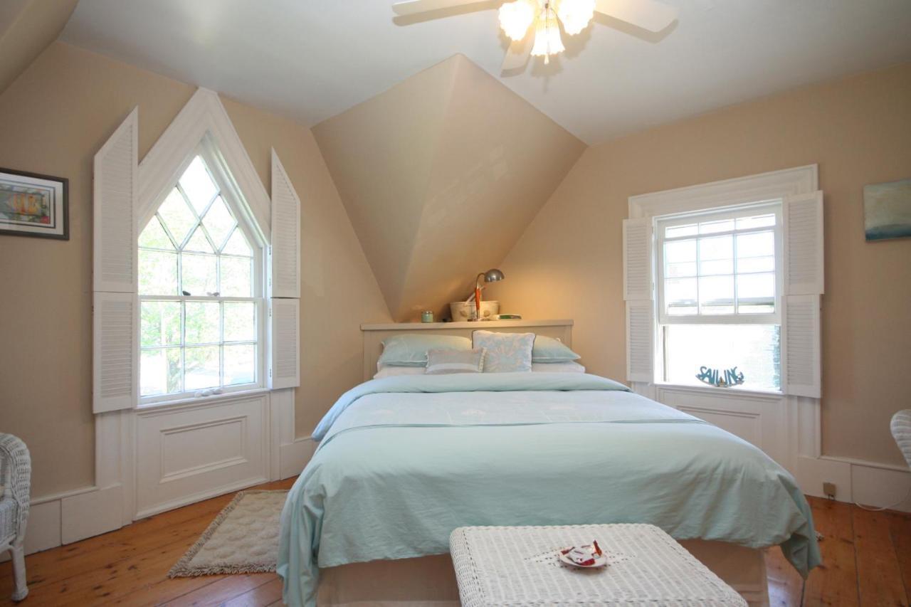 Queen Room with Soaking Tub