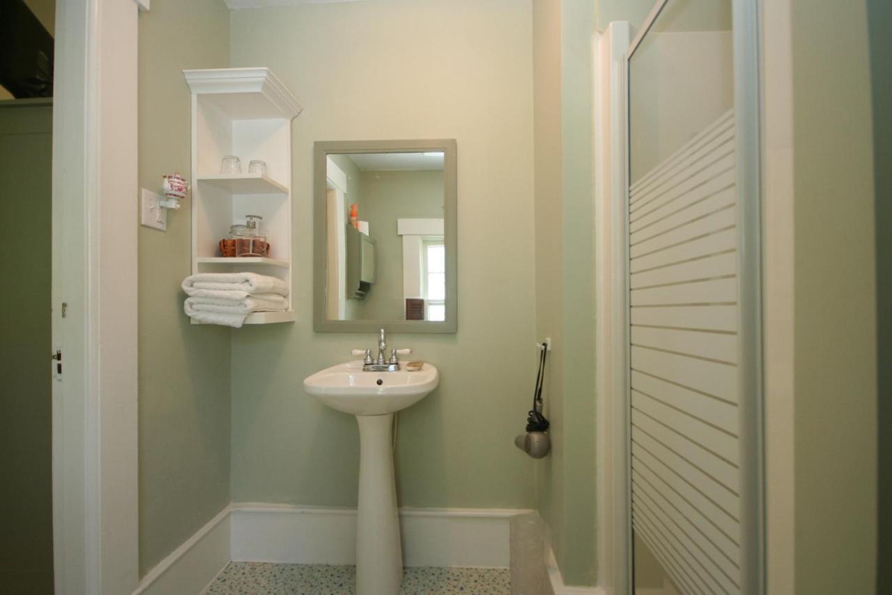 Queen Room with shower