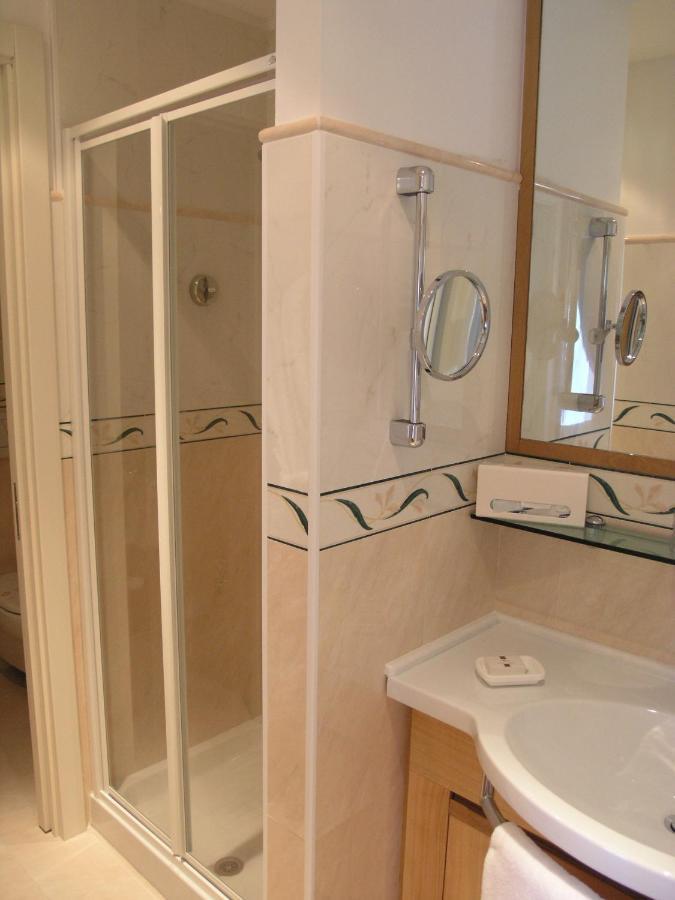 Deluxe One-Bedroom Apartment