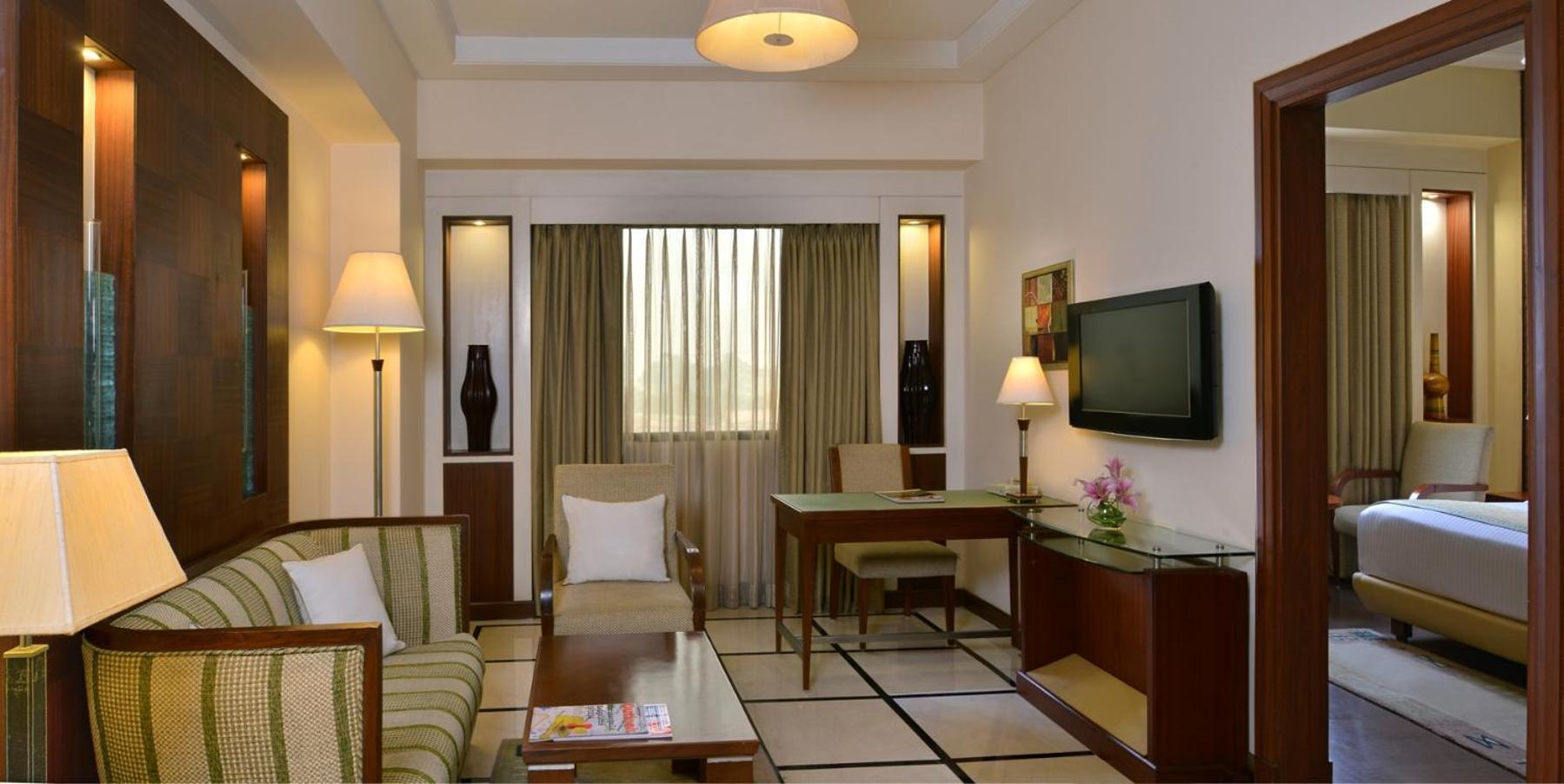 King Suite with Separate Living Area and Bath Tub - Non-Smoking