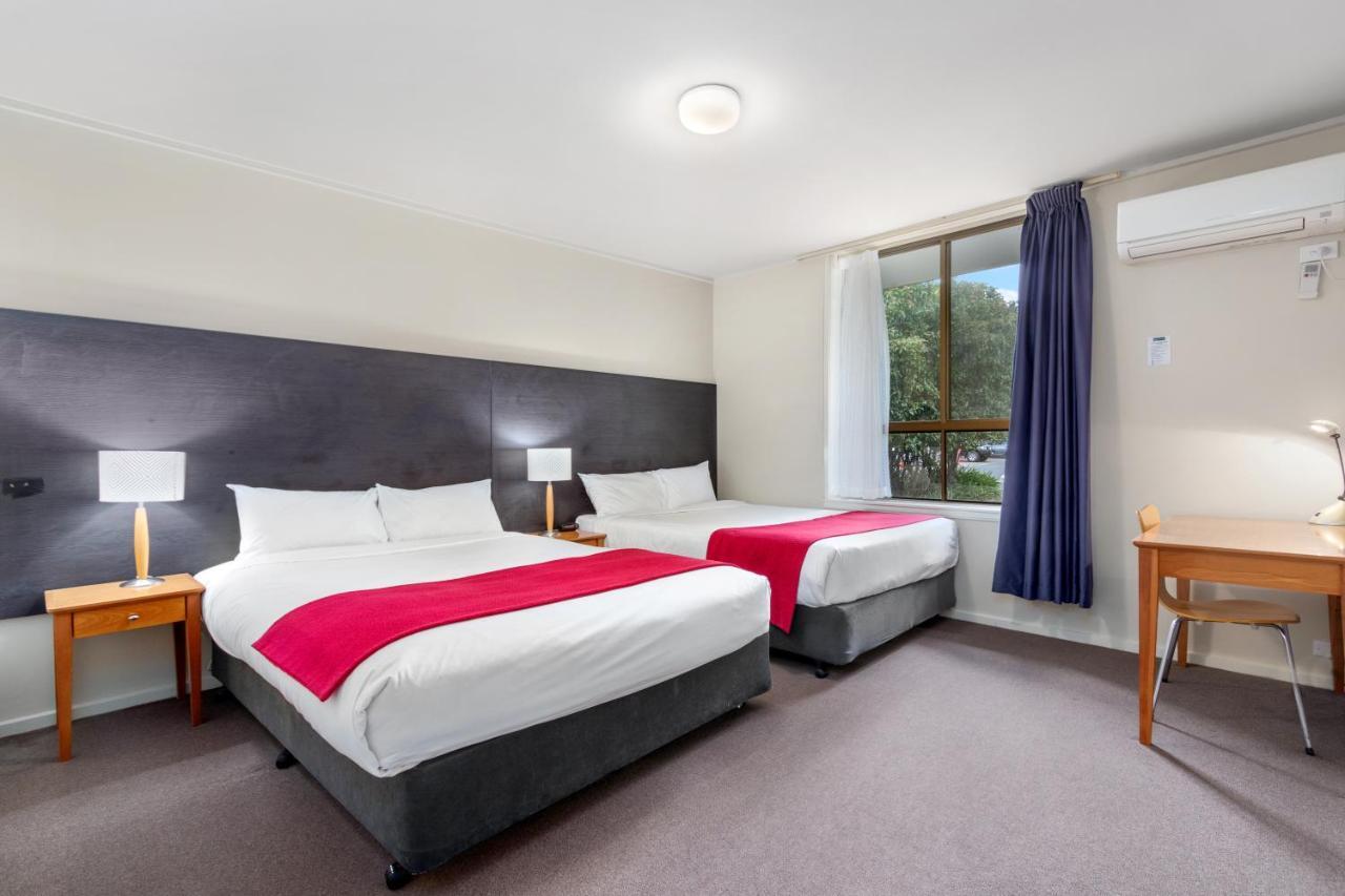 One-Bedroom Apartment Twin