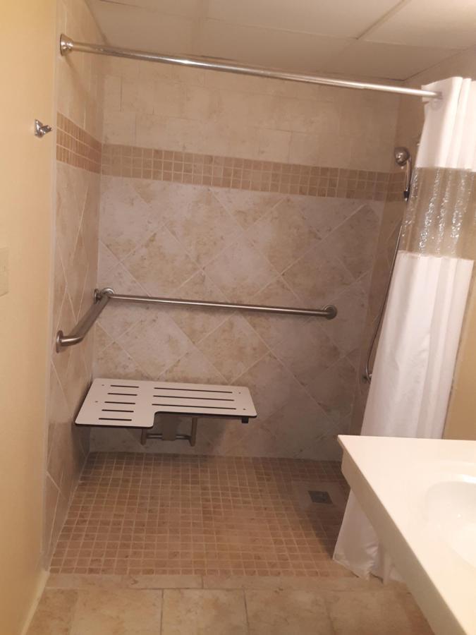 Habitación adaptada para personas con movilidad reducida / discapacidad auditiva con ducha accesible en silla de ruedas - 2 camas grandes - No fumadores