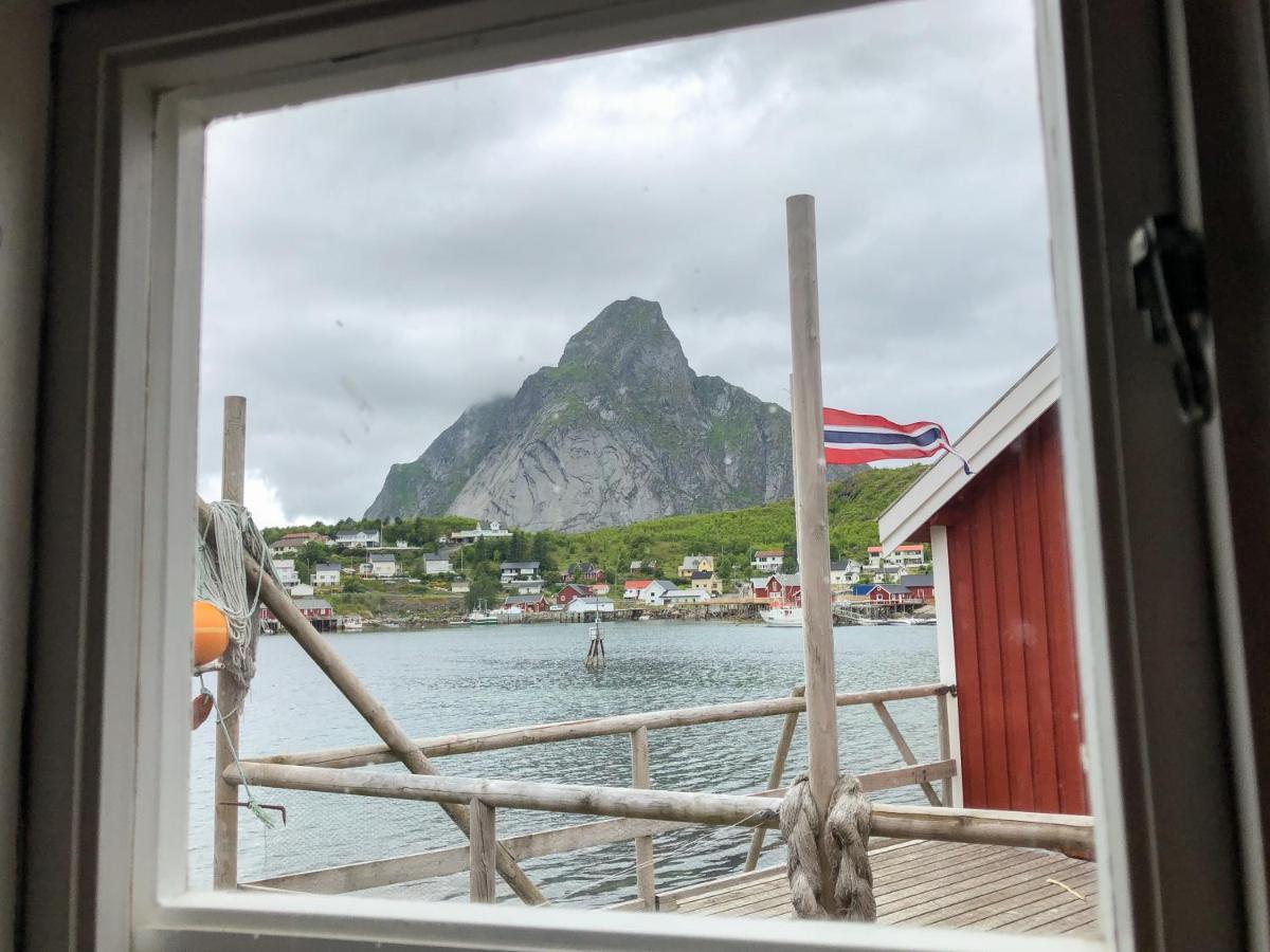 One-Bedroom Deluxe Rorbu Cabin with Sea View - No Cooking Facilities