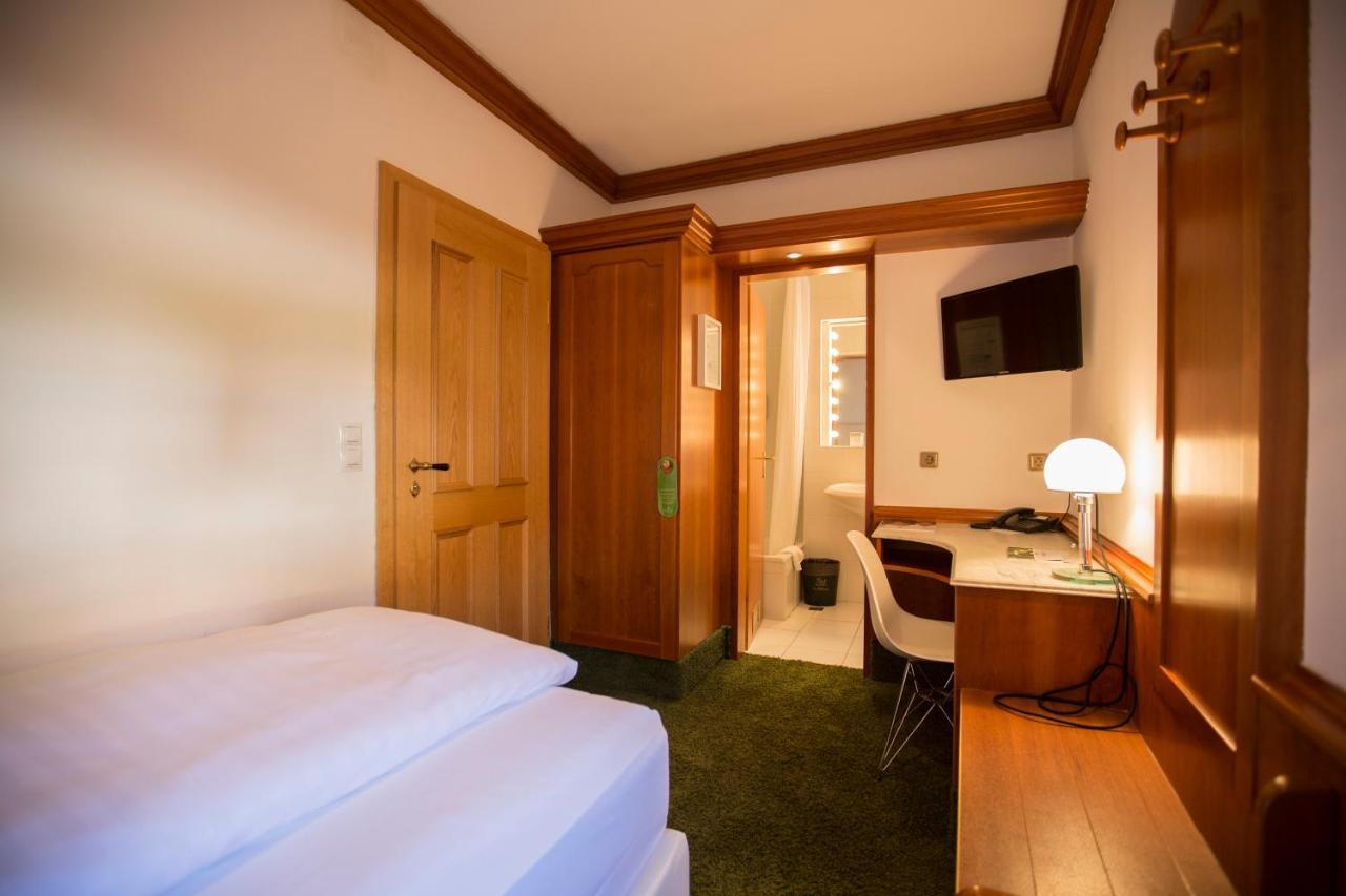 Single Room,709089385:JPEG