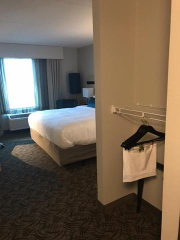Standard Queen Room with Communications Accessible Roll-In Shower