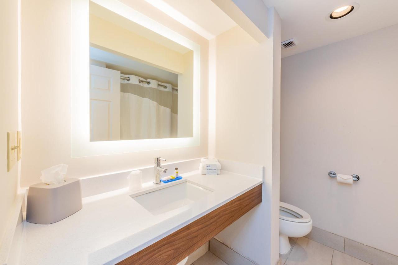 Standard Queen Room with Pool Access