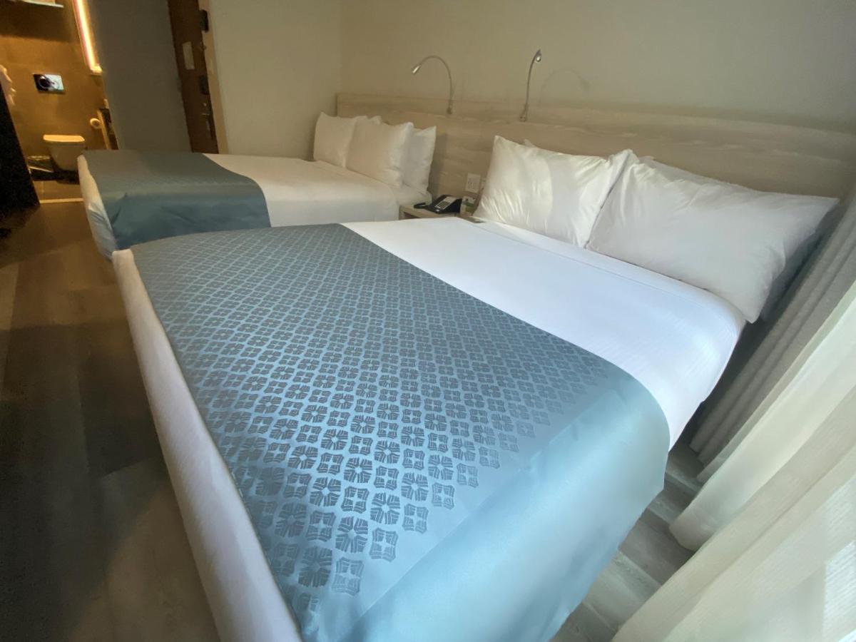 Quarto Duplo com 2 Camas de Casal e Vista - Não-Fumantes
