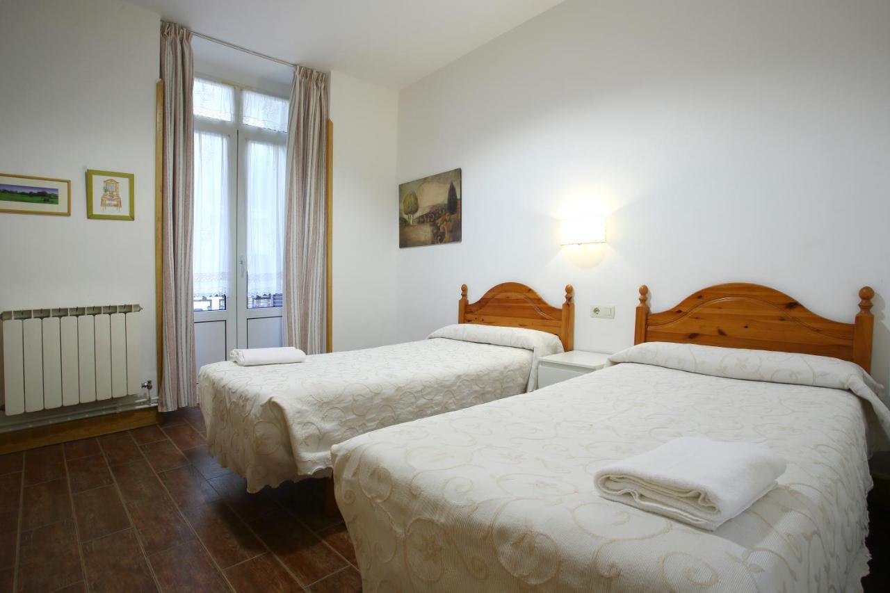 Twin Room with Extra Bed and Shared Bathroom,927557929:JPEG