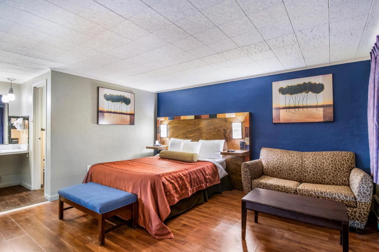 Deluxe Queen Room