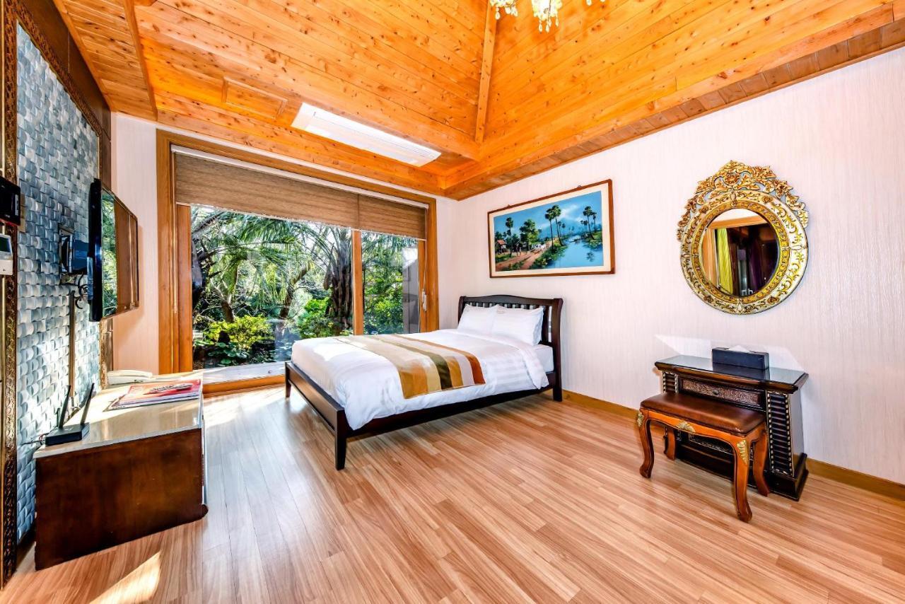 Camellia Pool Villa Suite