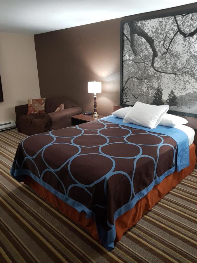 Queen Room with Bath Tub - Pet Friendly/Mobility Accessible - Non-Smoking