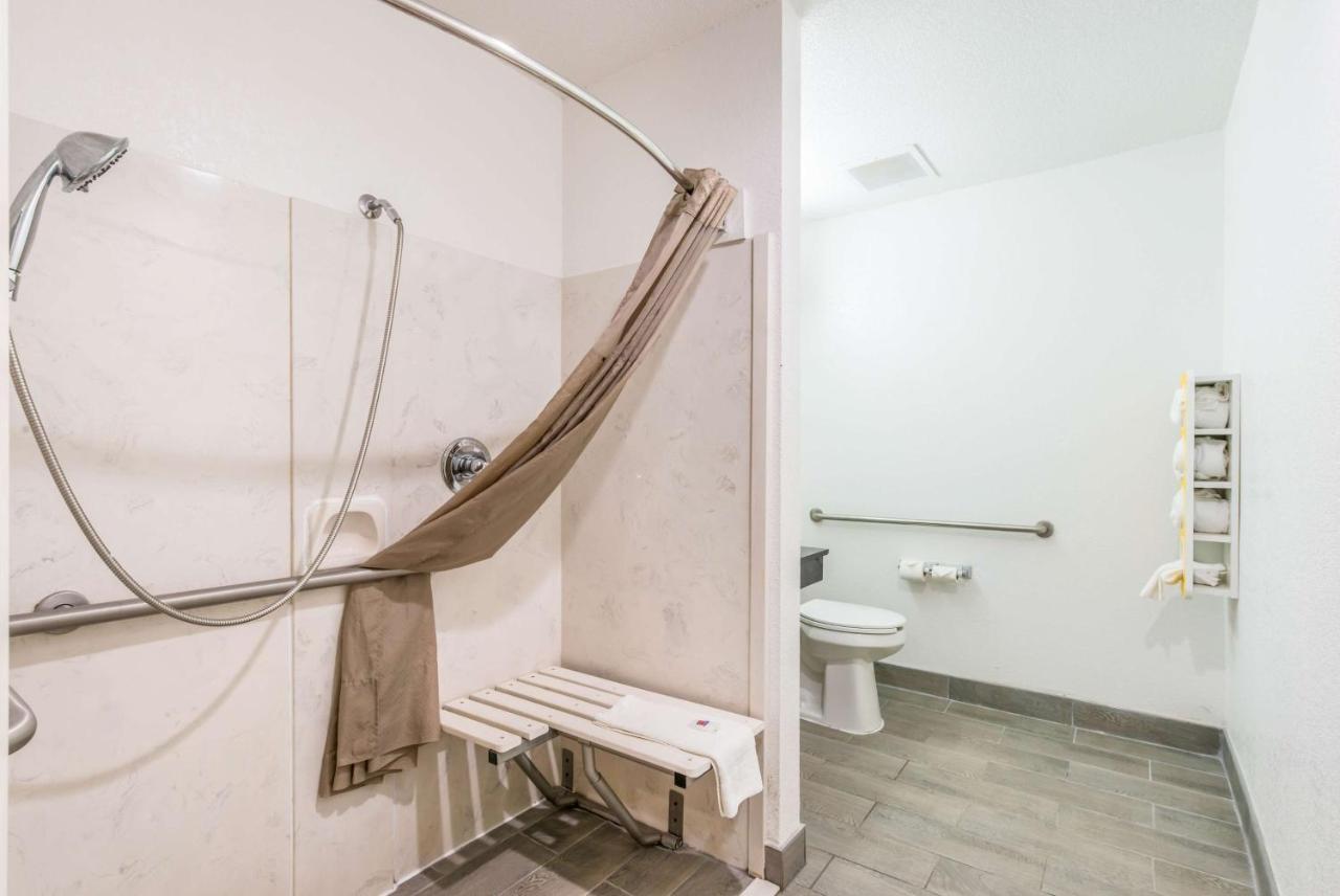 King Room with Roll-in Shower - Disability Access - Non-Smoking