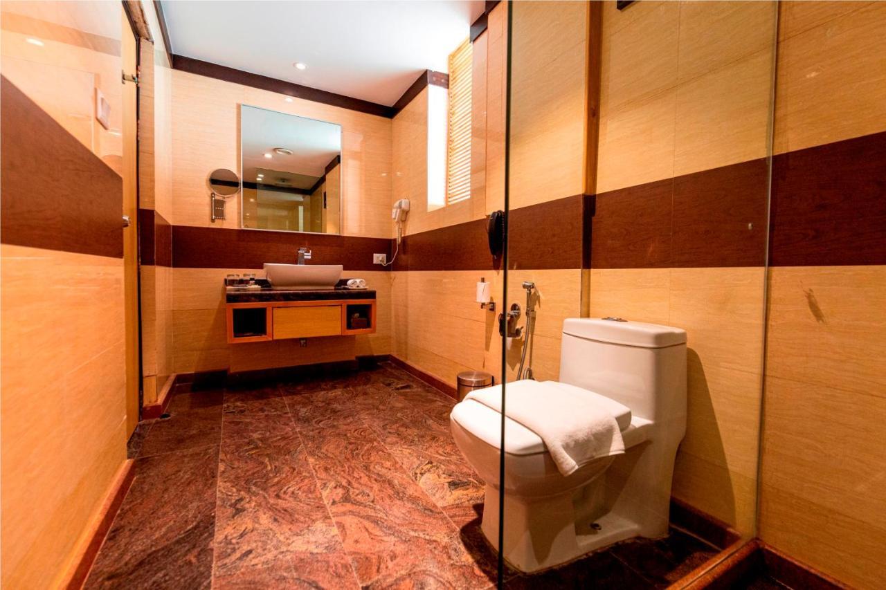Presidential Pool Suite