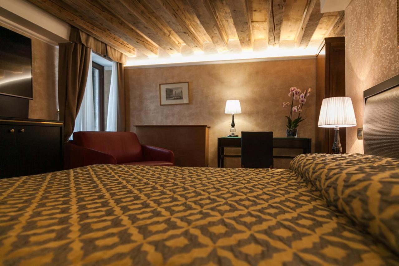 Superior Double Room with San Salvador Canal view.