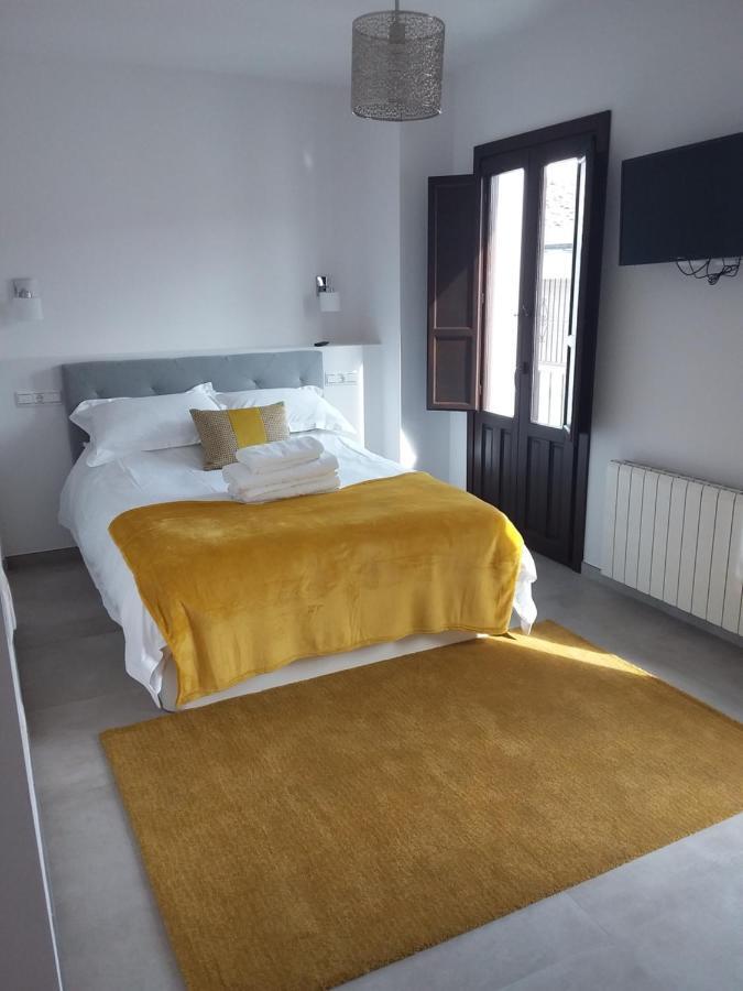 Habitación con cama extragrande.