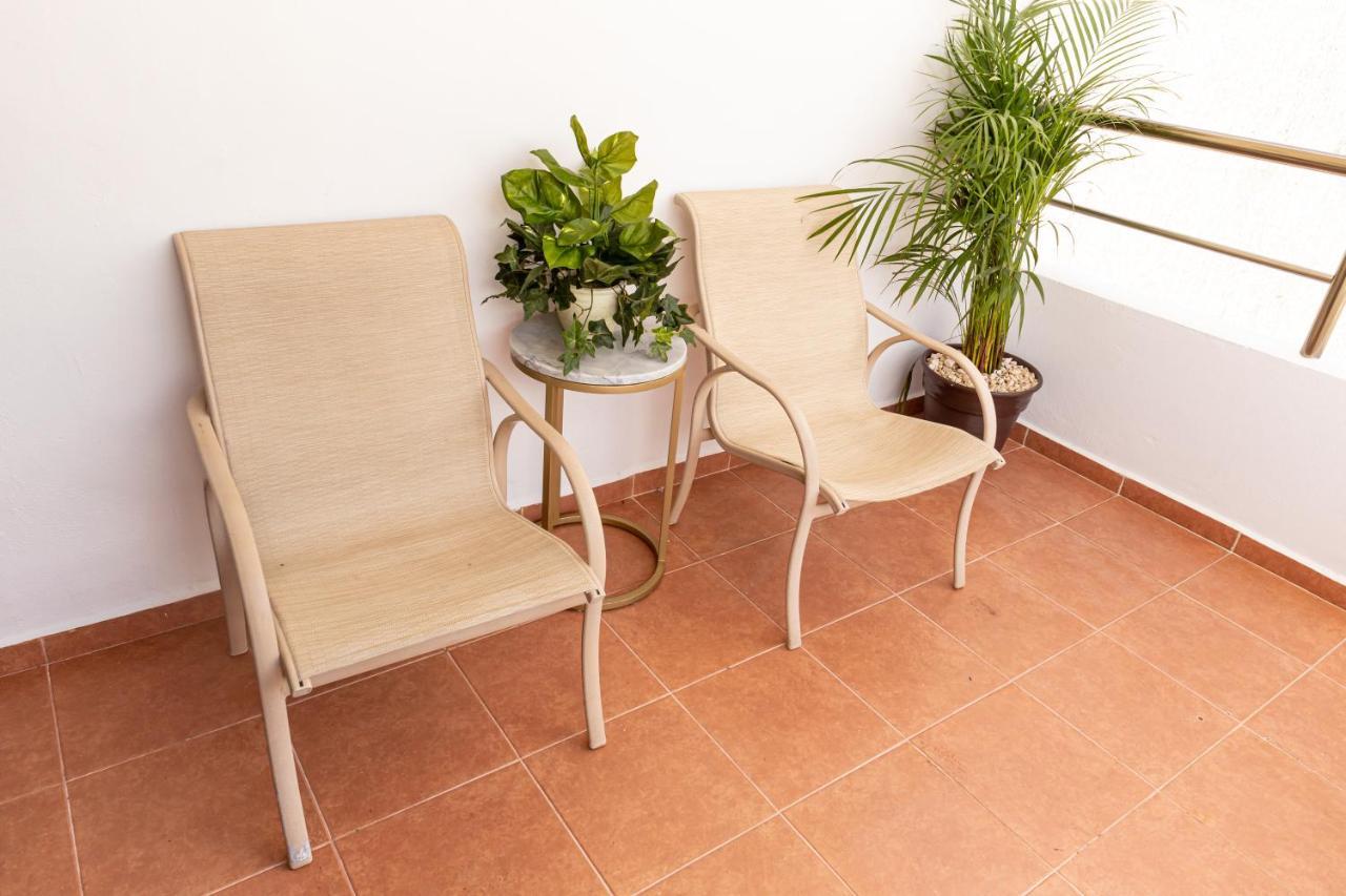 Habitación con cama grande y balcón
