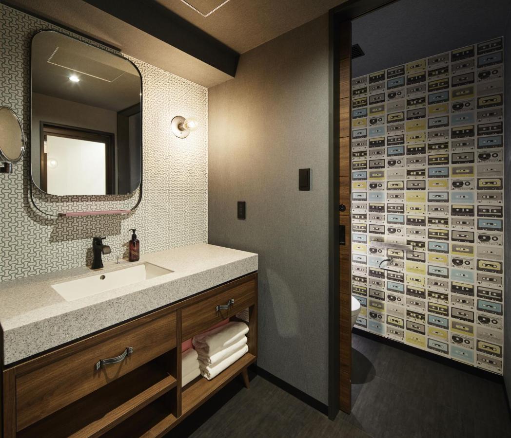 Habitación con cama extragrande.