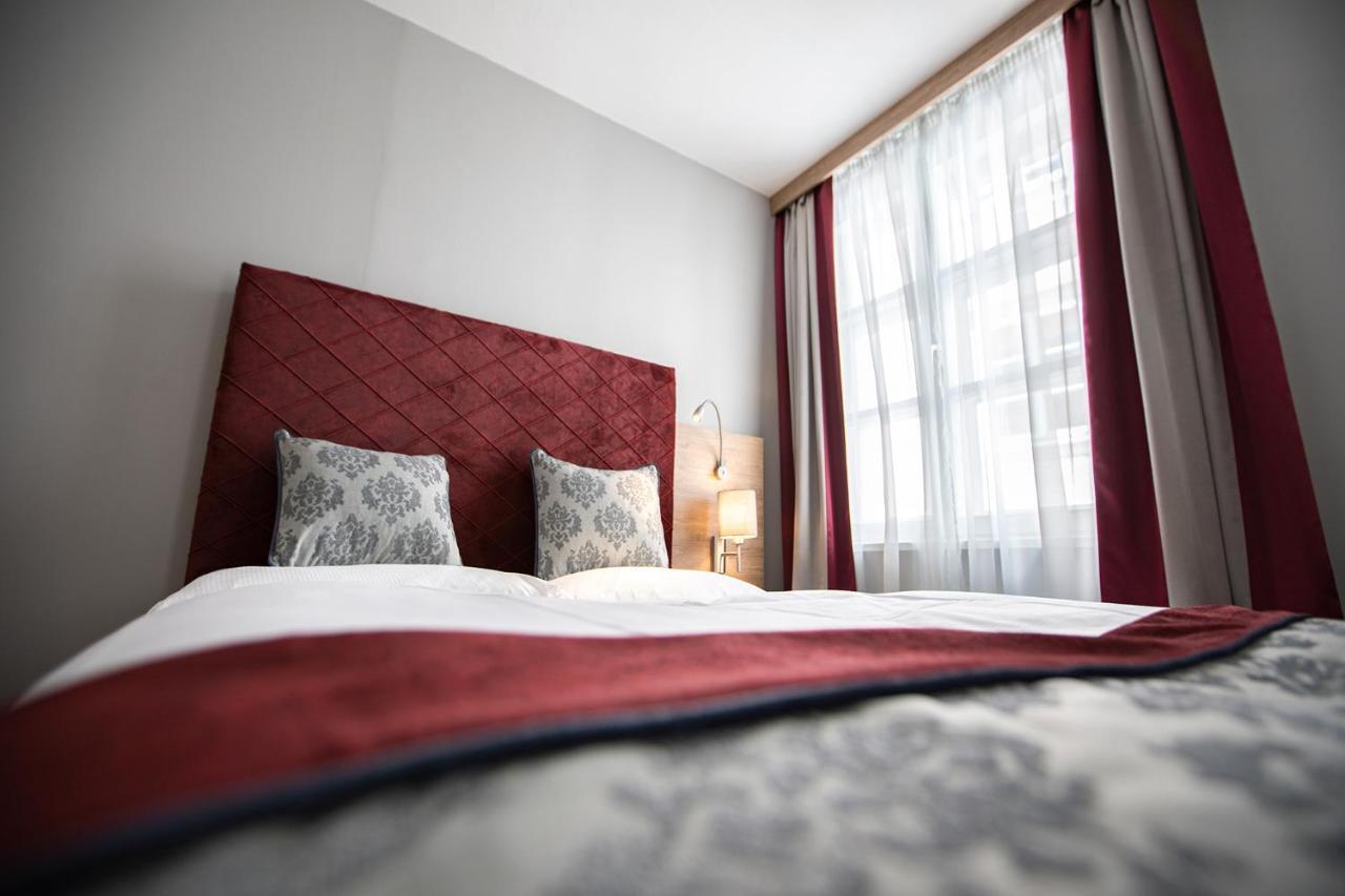 Premium Single Room Queen Bed