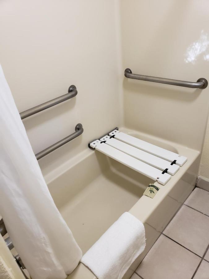 Queen Room - Disability Access- Non-Smoking