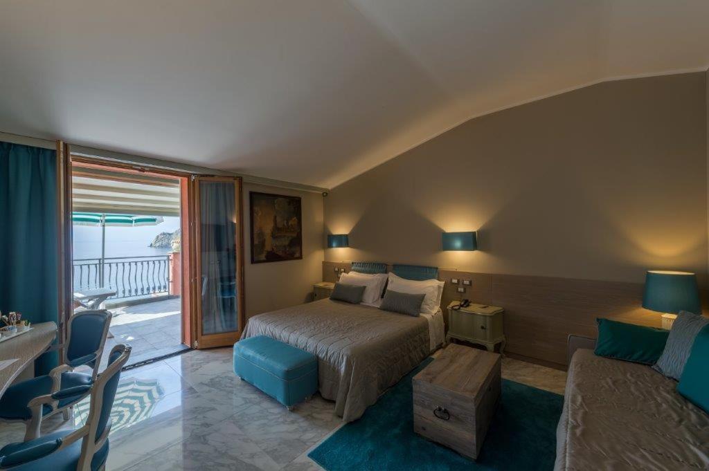 Junior Suite with Terrace and Sea View