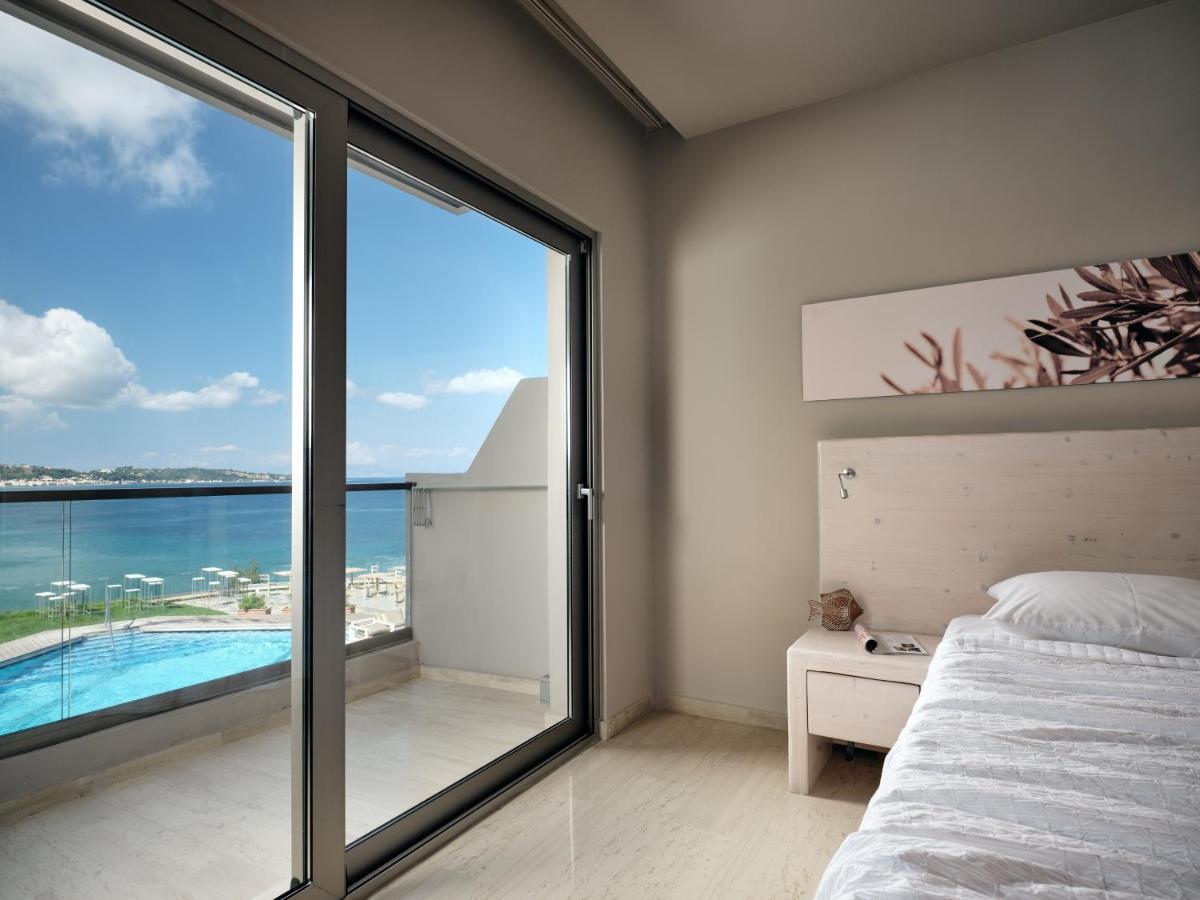 Deluxe Tweepersoonskamer met 1 of 2 Bedden en Panoramisch Uitzicht op Zee en het Zwembad (3 Volwassenen)