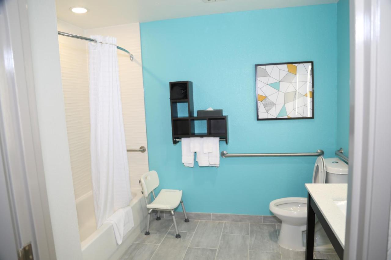 Deluxe King Room - Mobility Access/Non-Smoking