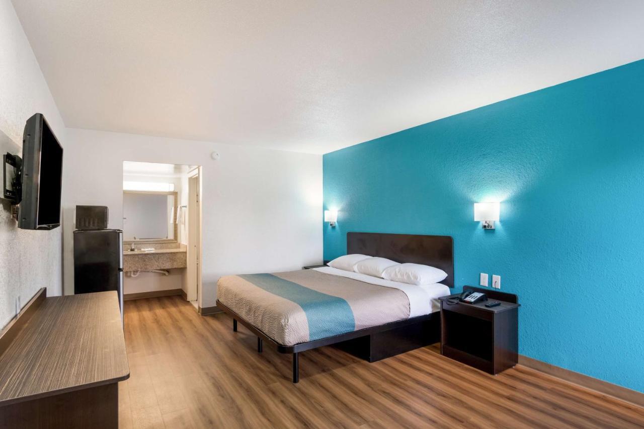 Deluxe King Room - Non-Smoking