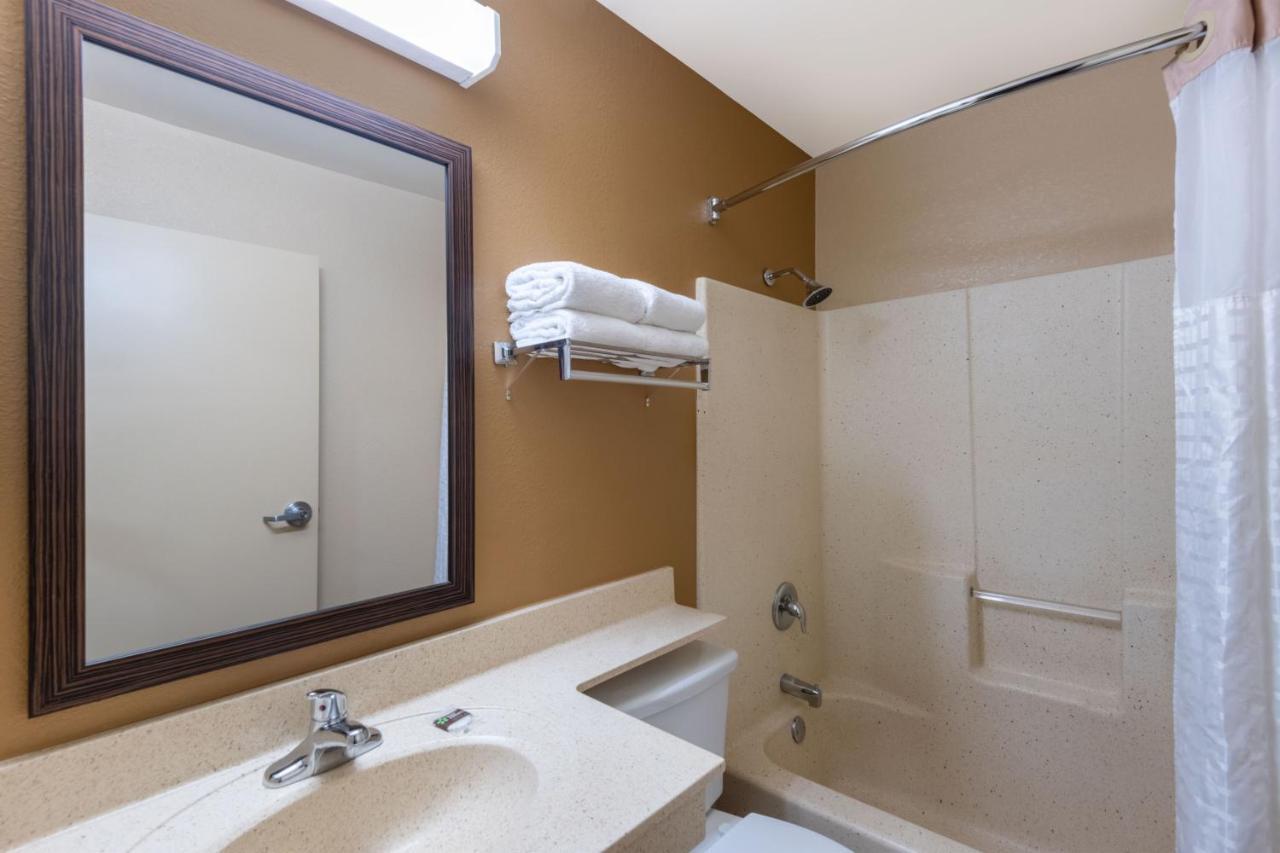 Queen studio with 1 Queen Bed - Disability Access/Non-Smoking