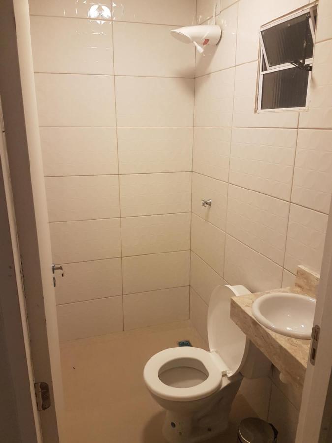 Quarto com 2 Camas de Solteiro e Banheiro