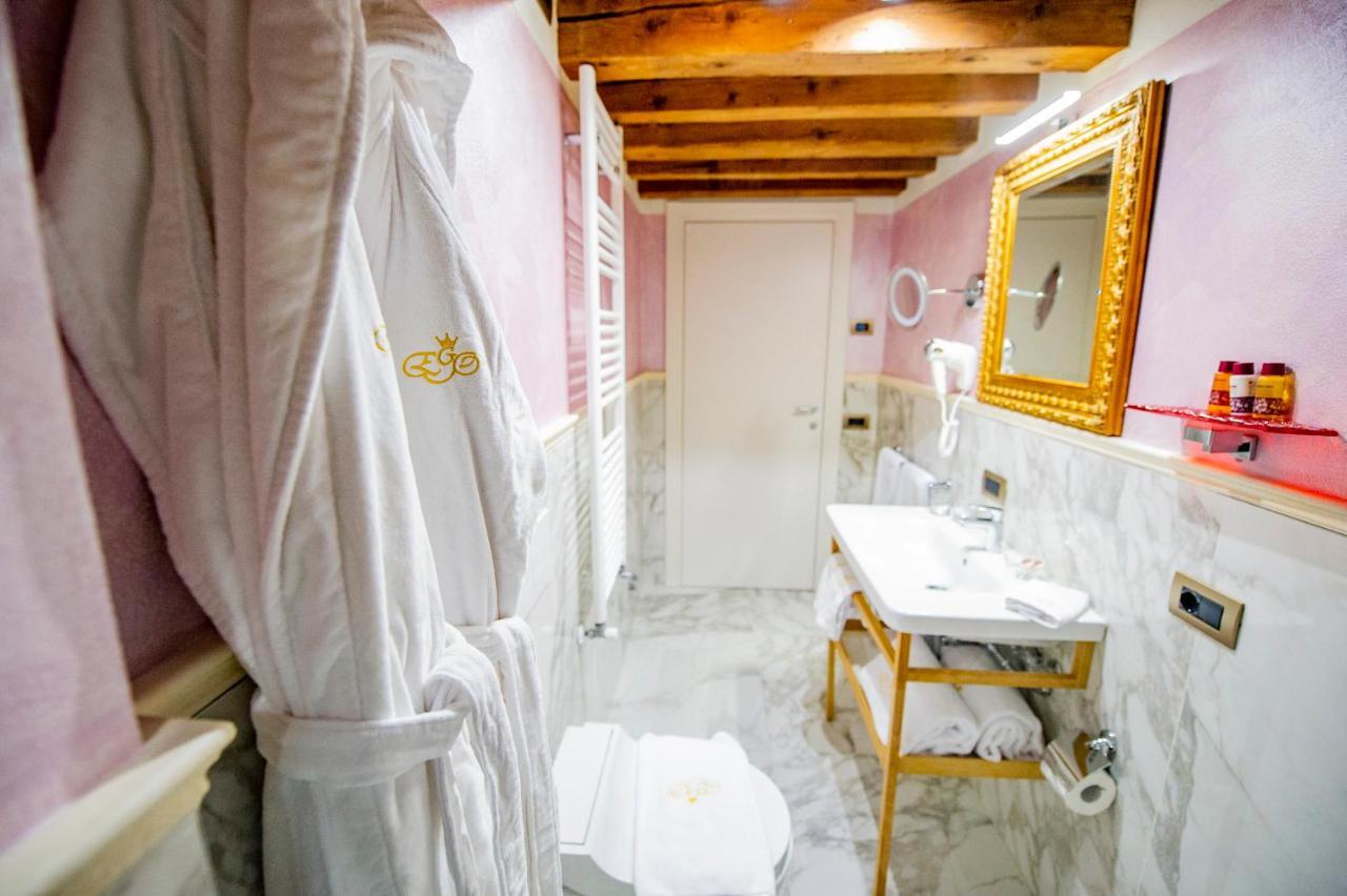 Deluxe Double Room with Extra Bed and  San Salvador Canal view.