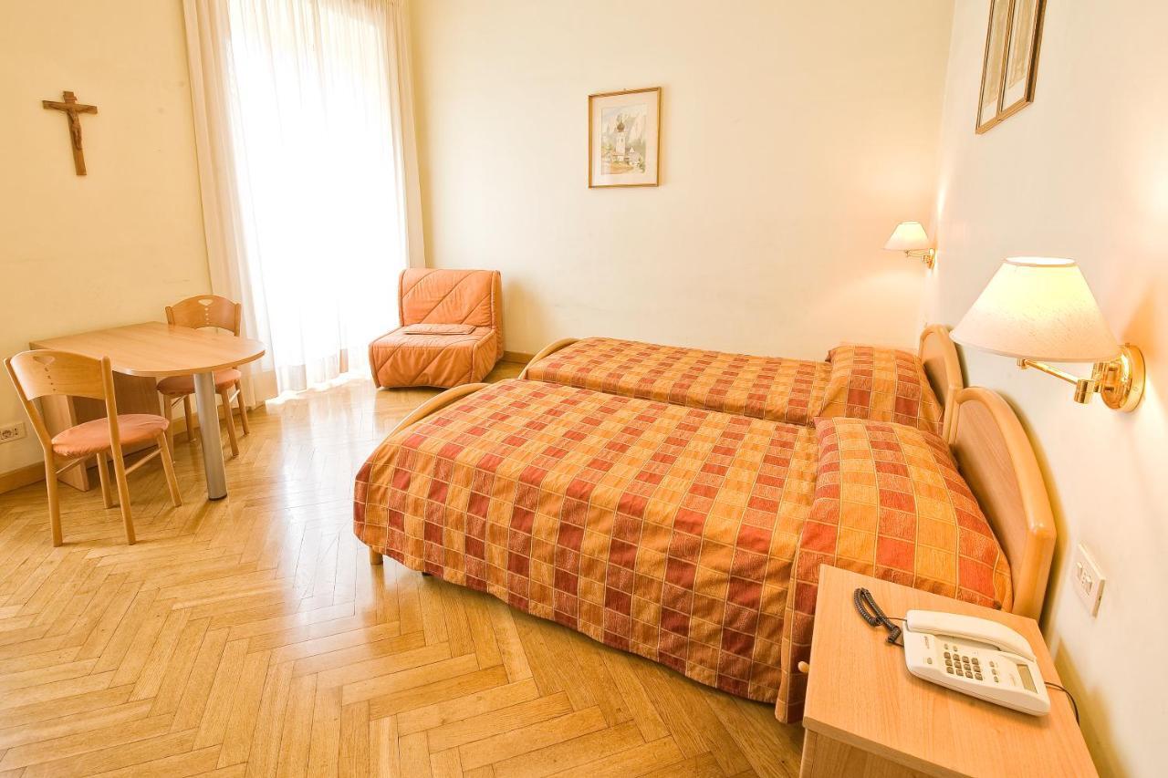 Dreibettzimmer mit Dusche