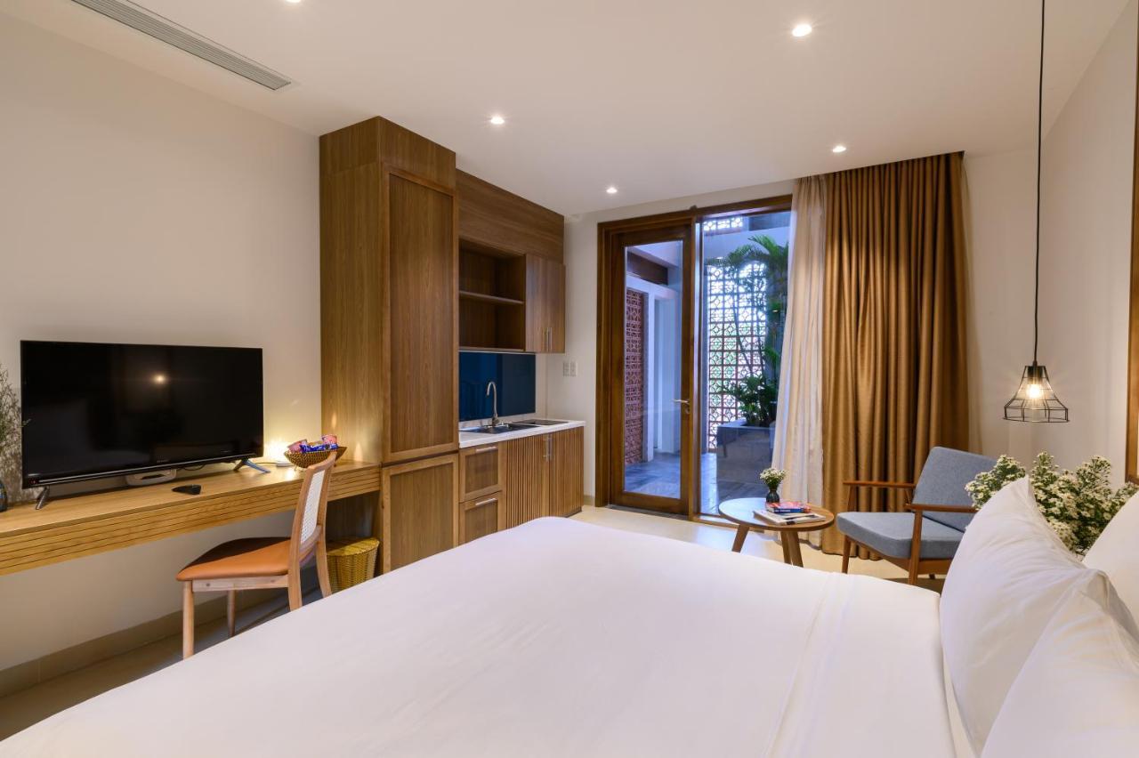 Studio Double Room with Balcony and Garden View