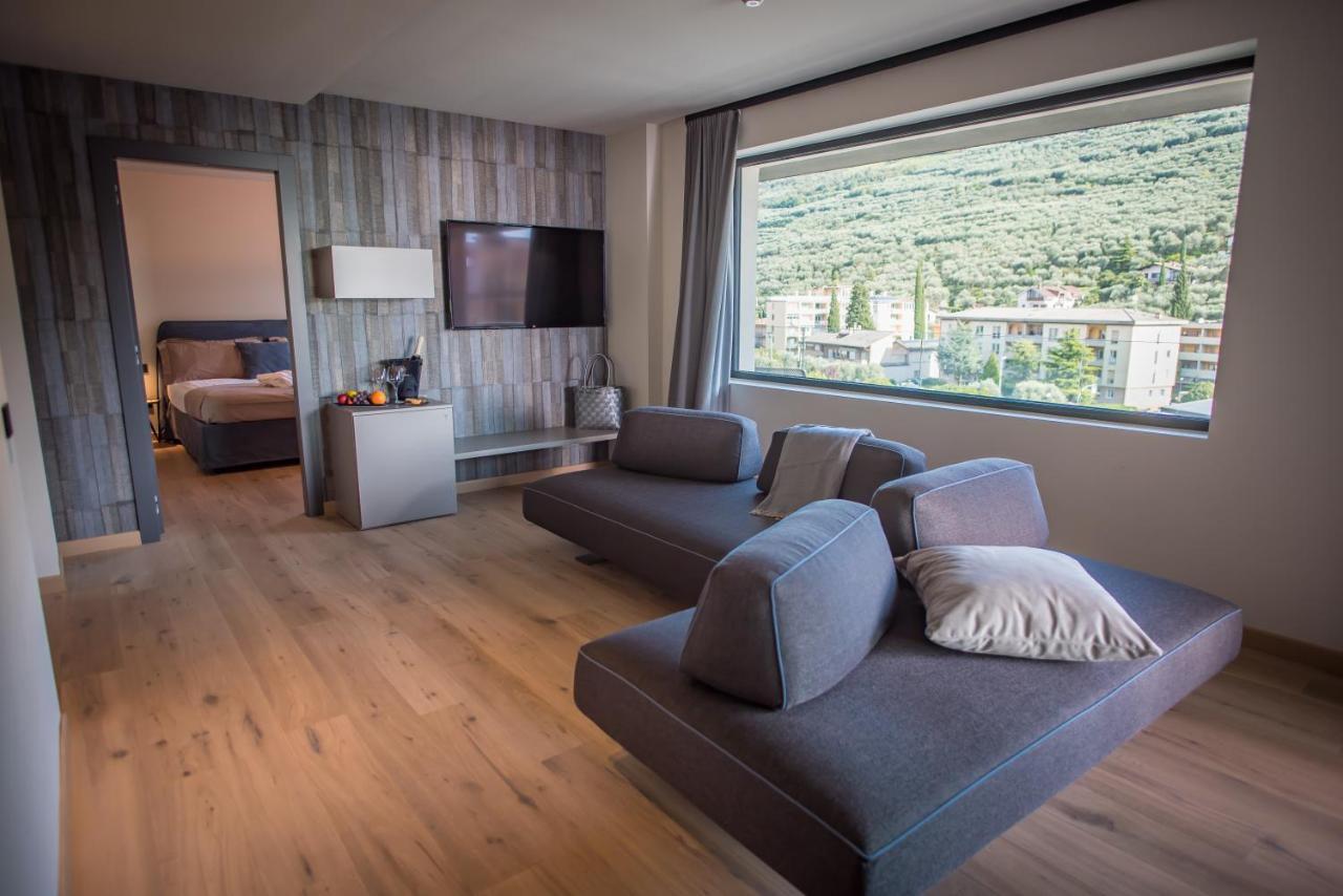 Suite with Steam Bath, Hot Tub and Lake View