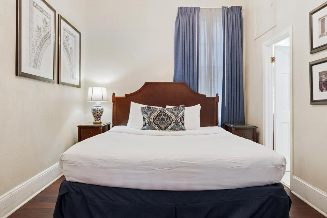 Petite Kamer met 1 Queensize Bed