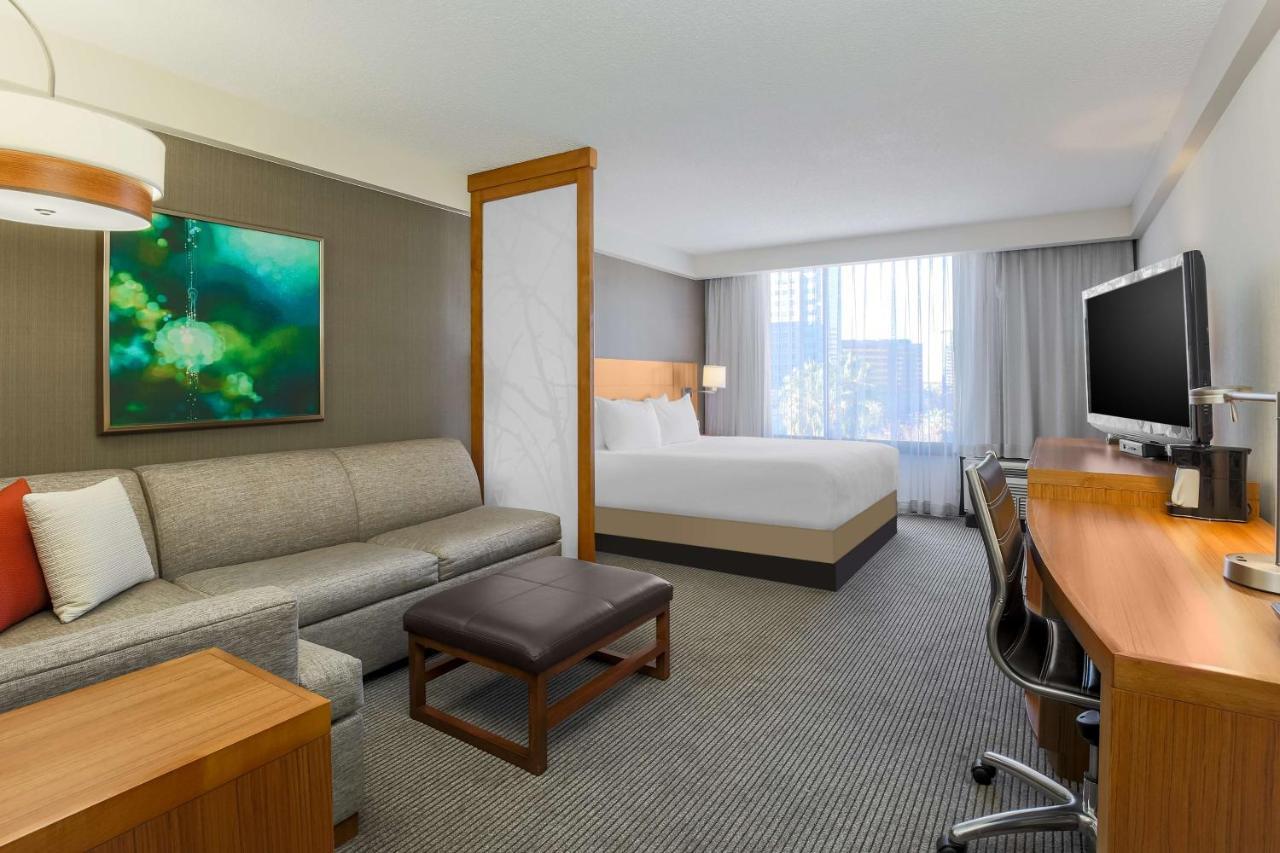 Quarto com Cama King-size e Chuveiro Acessível a Cadeirantes - Unidade Acessível para Hóspedes com Mobilidade Reduzida