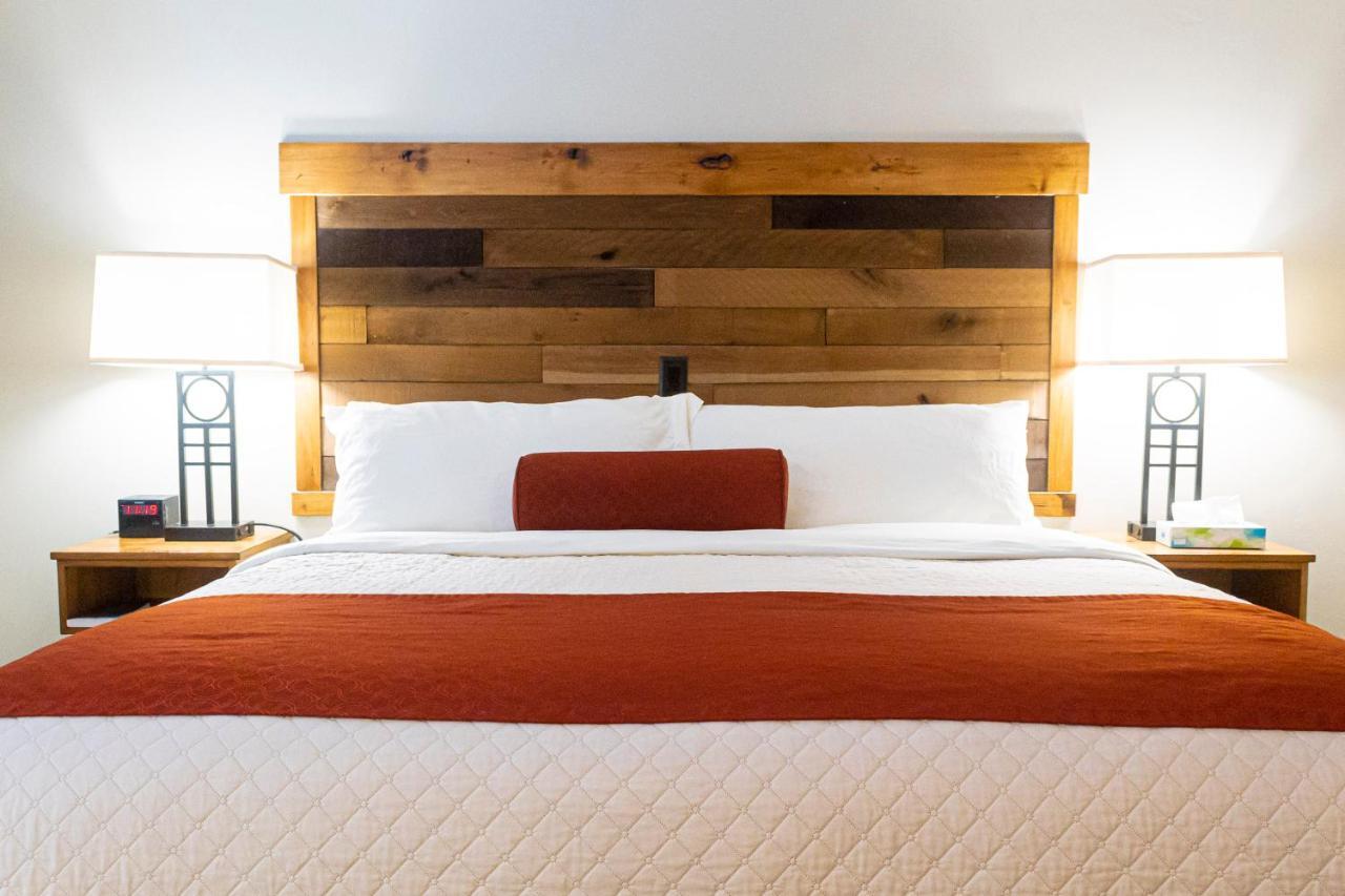 Deluxe King Suite