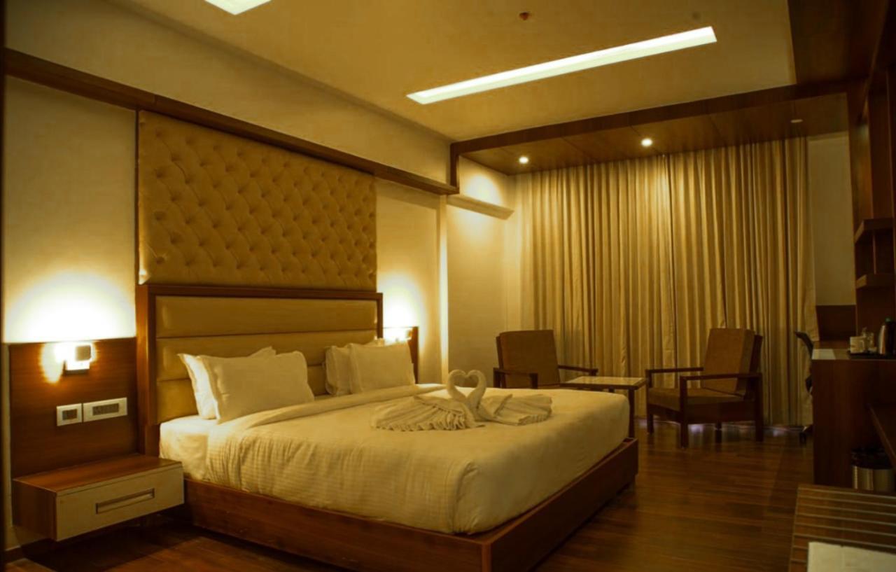 Club Room King Bed,959348113:JPEG