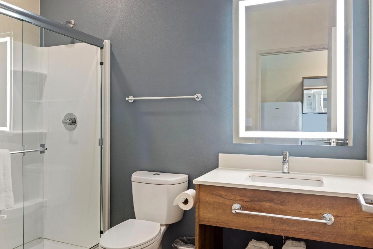 Deluxe Studio with 1 King Bed - Non-Smoking