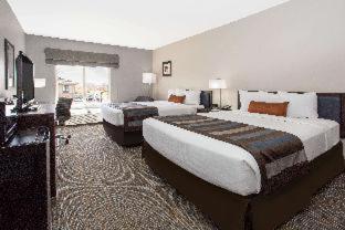 Queen Room with Two Queen Beds and Lake View - Non-Smoking