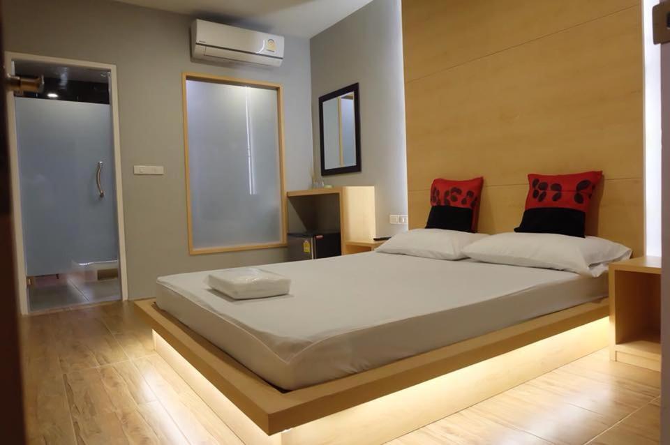 ห้องดีลักซ์เตียงใหญ่พร้อมอ่างอาบน้ำ