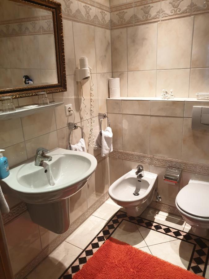 Doppel-/Zweibettzimmer mit Balkon