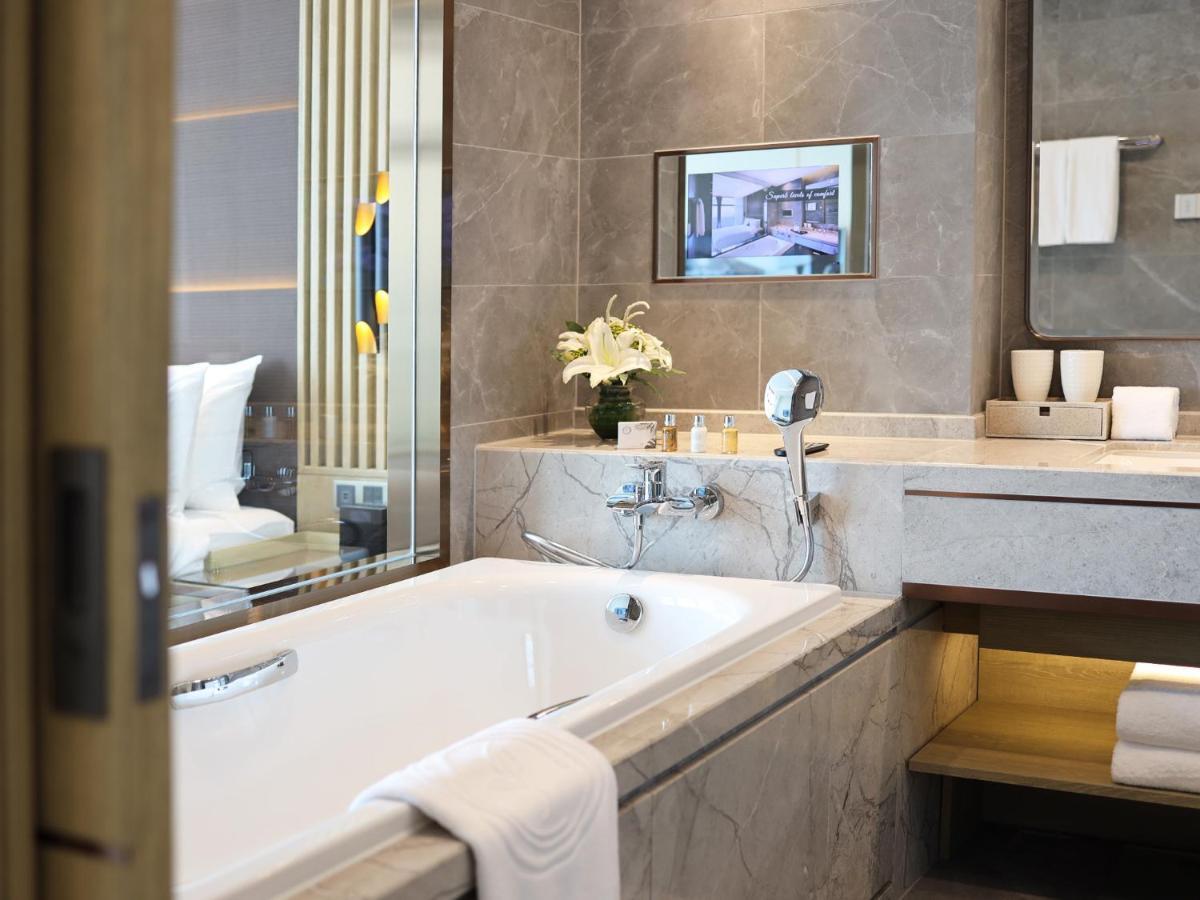 Luxe Harbour King Room