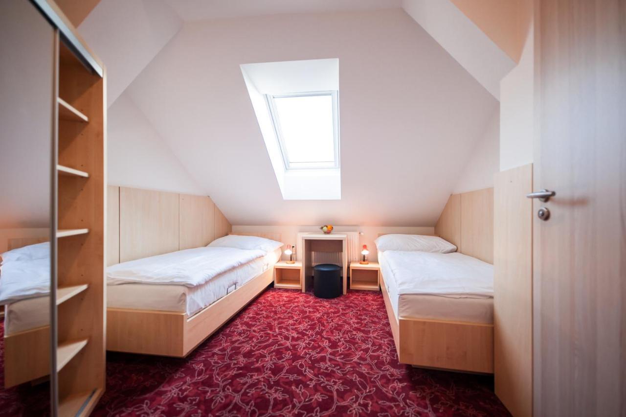 Economy Double or Twin Room,965538196:JPEG