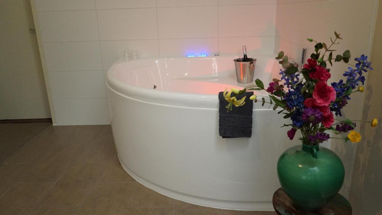 King Suite Spa Bath