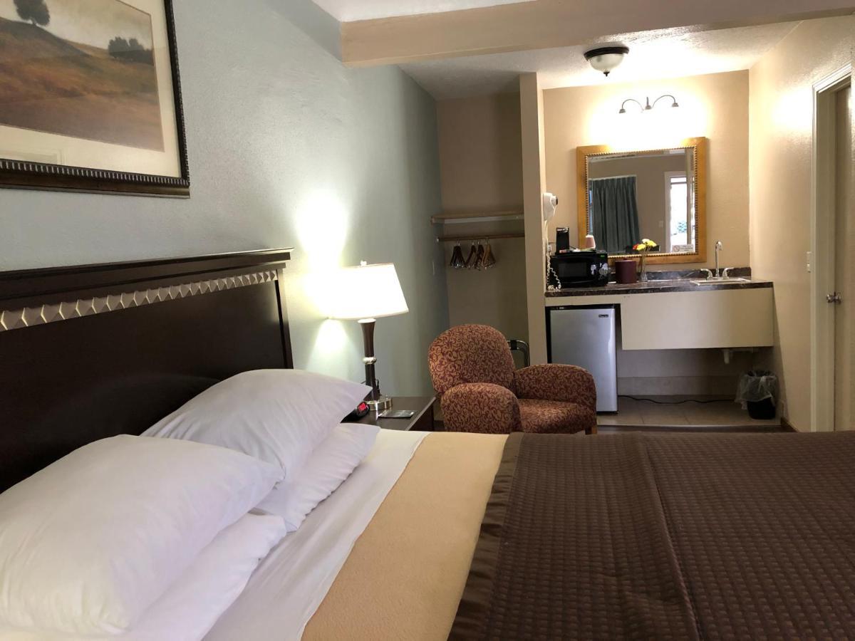 Deluxe King Room With 1 King Bed - Non-smoking